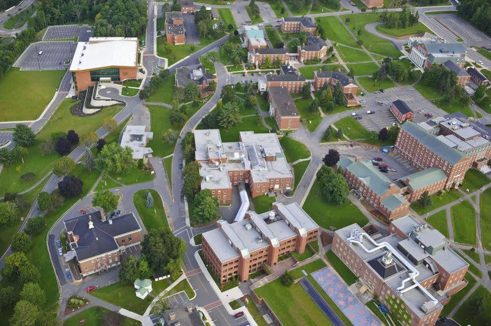 Unb Fredericton Accommodations Exterior photo